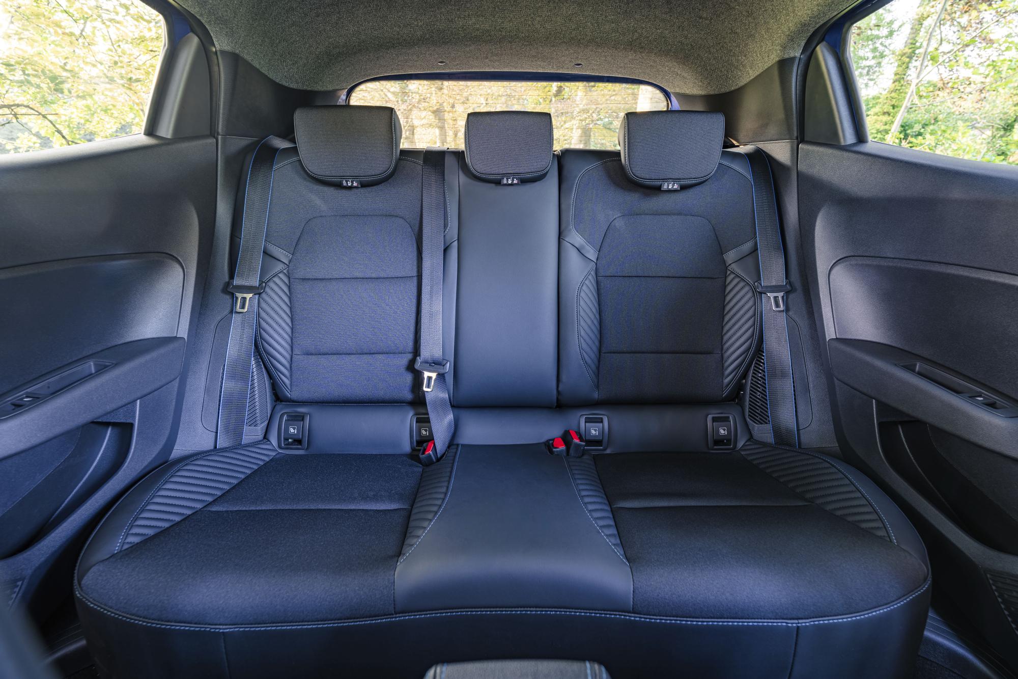 Vorne sind die räumlichen Verhältnisse richtig gut, wer im Fond mitfährt, muss sich hingegen mehr einschränken.