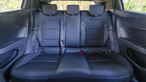 Vorne sind die räumlichen Verhältnisse richtig gut, wer im Fond mitfährt, muss sich hingegen mehr einschränken.