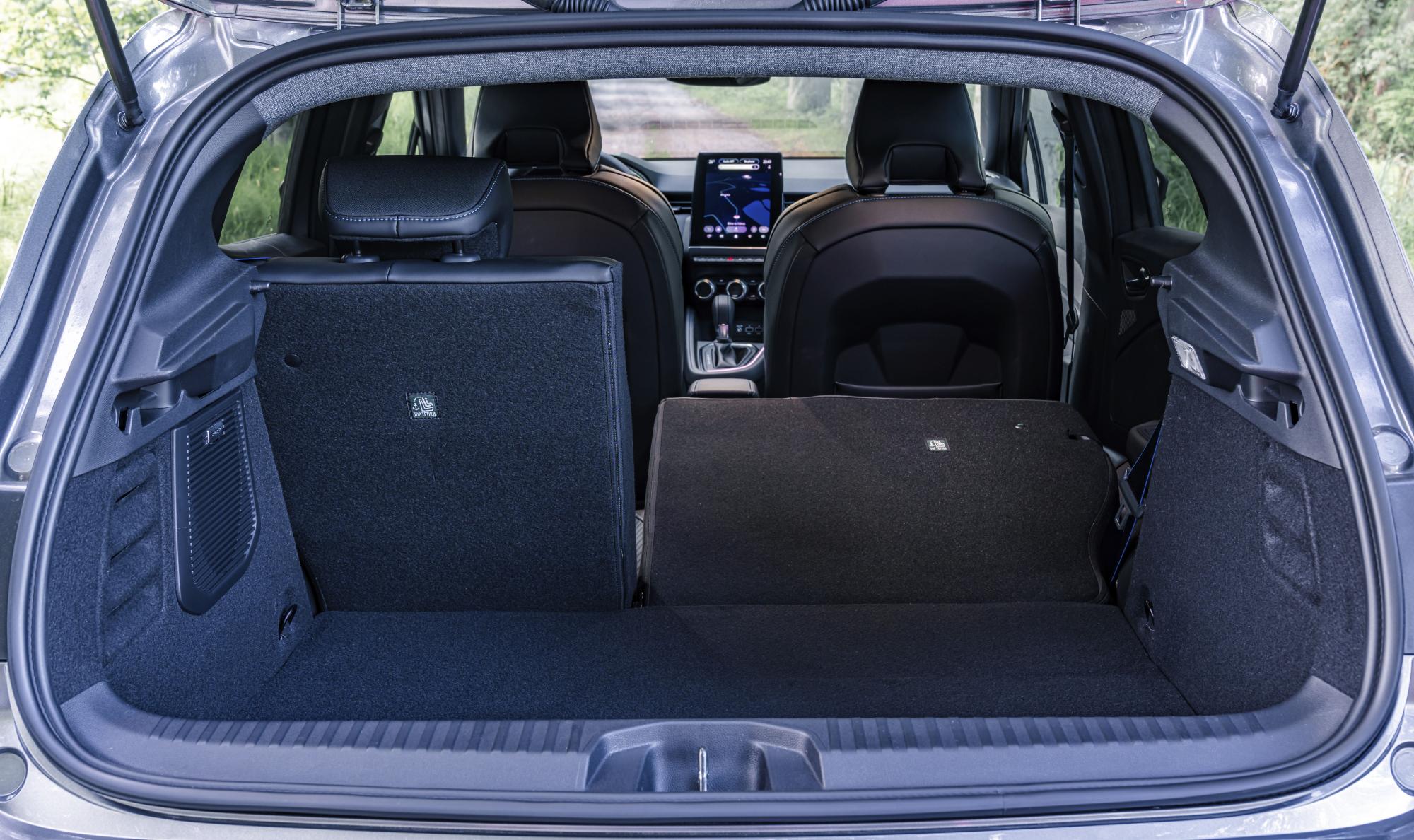 Man muss sich also mit 301 Litern bescheiden, die sich durch Umklappen der 2:1-Rückbanklehnen auf 979 Liter und eine (leicht ansteigende) Ladefläche erweitern lassen.