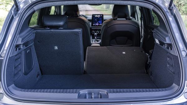 Man muss sich also mit 301 Litern bescheiden, die sich durch Umklappen der 2:1-Rückbanklehnen auf 979 Liter und eine (leicht ansteigende) Ladefläche erweitern lassen.