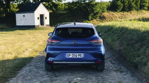 In Expressform ist das Konzept so zu beschreiben, dass ein Vierzylinder-Saugbenziner mit zwei Elektromotoren kooperiert, als Systemleistung ergeben sich 105 kW/143 PS.