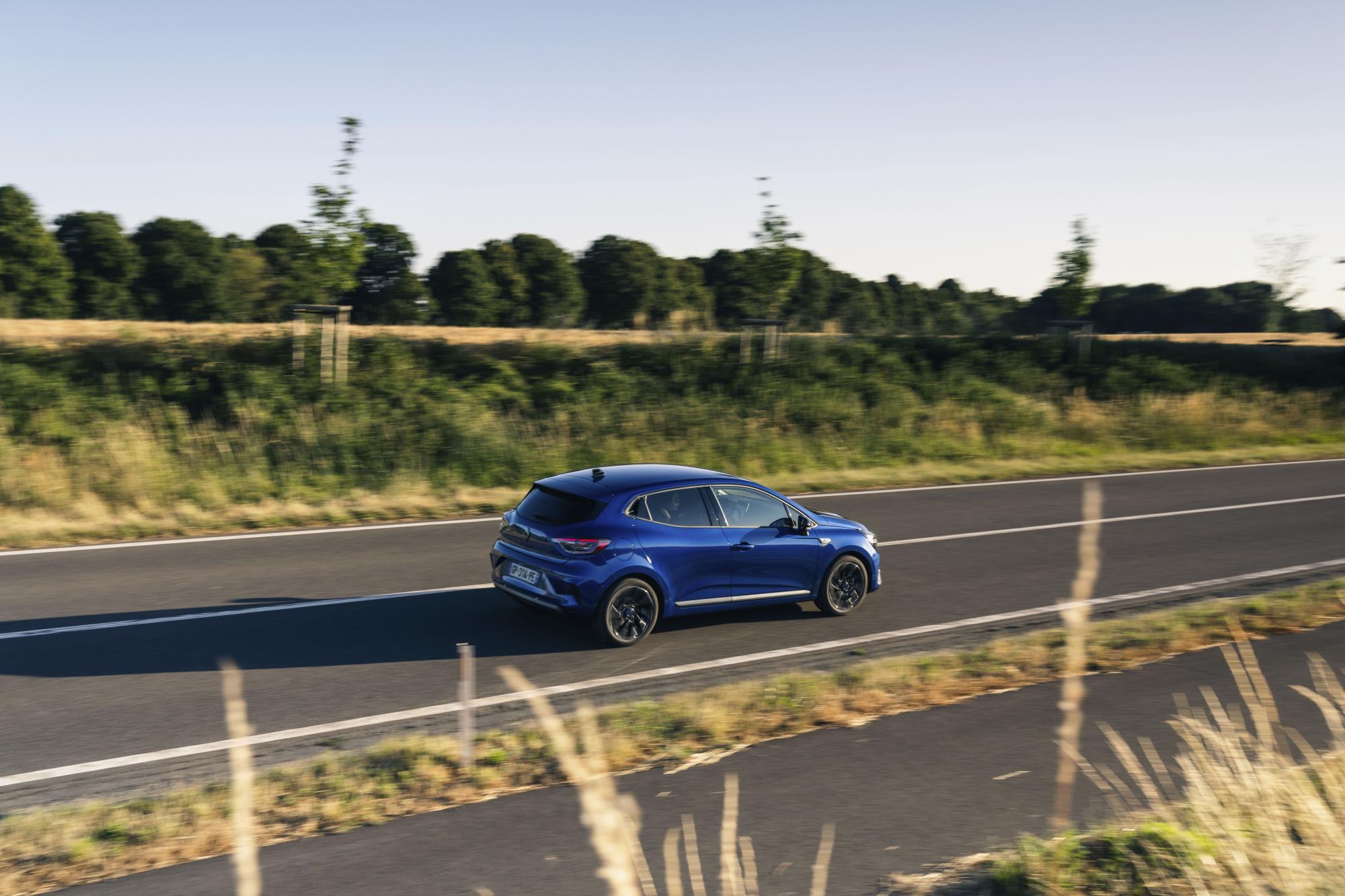 Erfreulich oft bewegt sich der Clio elektrisch, das geschieht vor allem in der Stadt, durchaus aber auch bei maßvollem Landstraßentempo.
