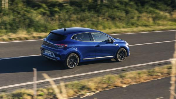 Erfreulich oft bewegt sich der Clio elektrisch, das geschieht vor allem in der Stadt, durchaus aber auch bei maßvollem Landstraßentempo.