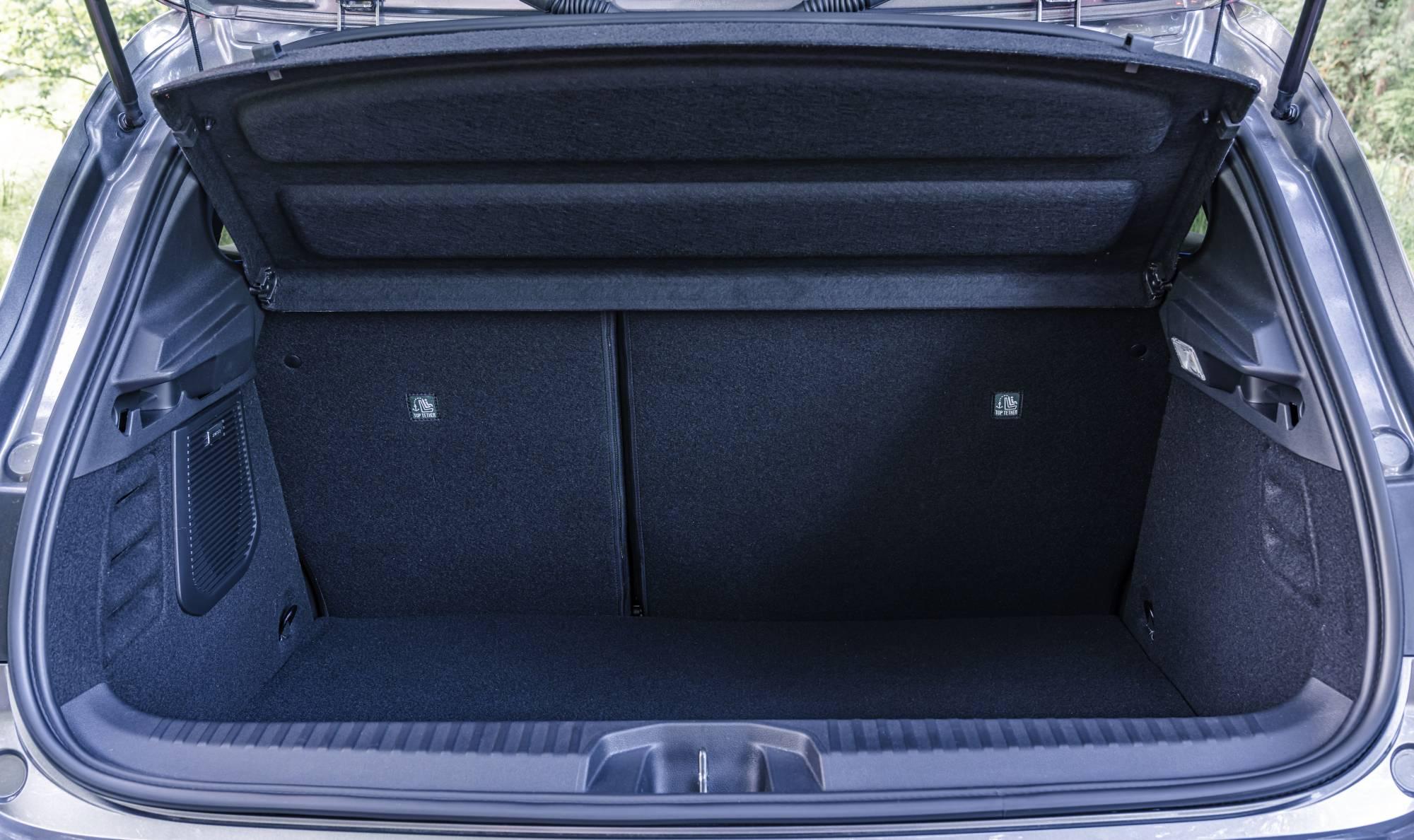 Dem Hybrid-Clio raubt die Batterie 90 Liter Kofferraumvolumen und das Unterflurfach samt höherverstellbarem Ladeboden.