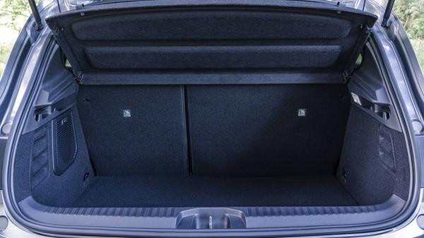 Dem Hybrid-Clio raubt die Batterie 90 Liter Kofferraumvolumen und das Unterflurfach samt höherverstellbarem Ladeboden.