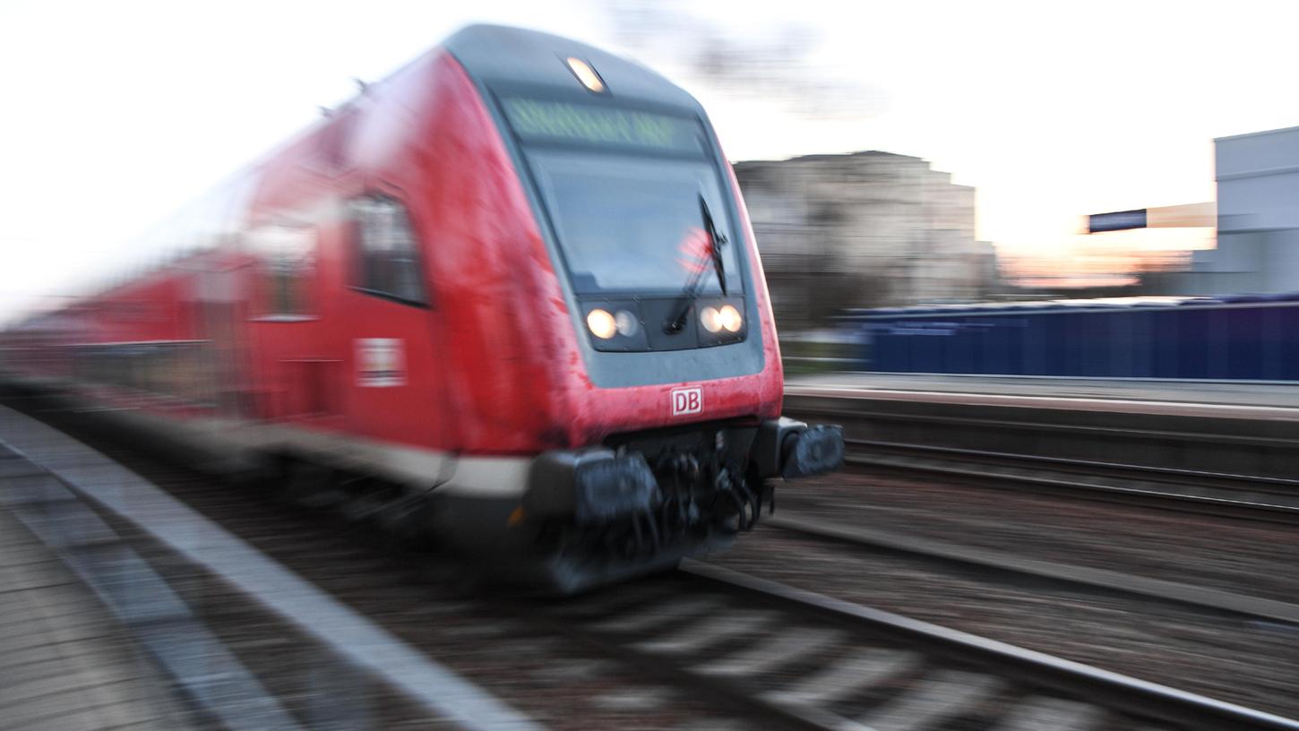 Fußballfans sollen in einem Zug rechtsradikale Parolen gebrüllt haben. Fußballfans sollen in einem Zug rechtsradikale Parolen gebrüllt haben.