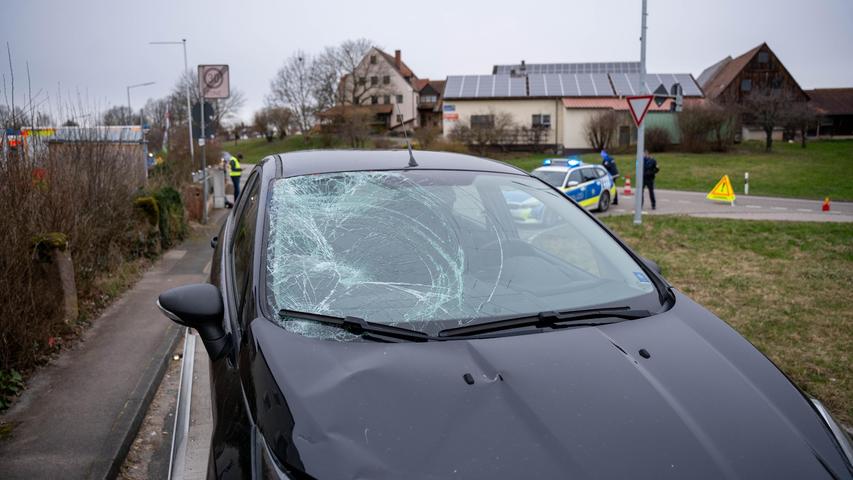 Auto kollidiert auf Bundesstraße mit Radfahrer - Mann schwer verletzt