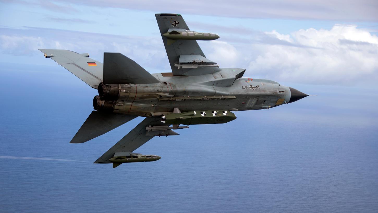  Dieses von der Bundeswehr herausgegebene Foto zeigt einen Kampfjet Tornado, bestückt mit dem Lenkflugkörper Taurus.