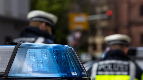 Ausländerfeindliche Parolen und Faustschlag gegen Polizisten in Schwanstetten
