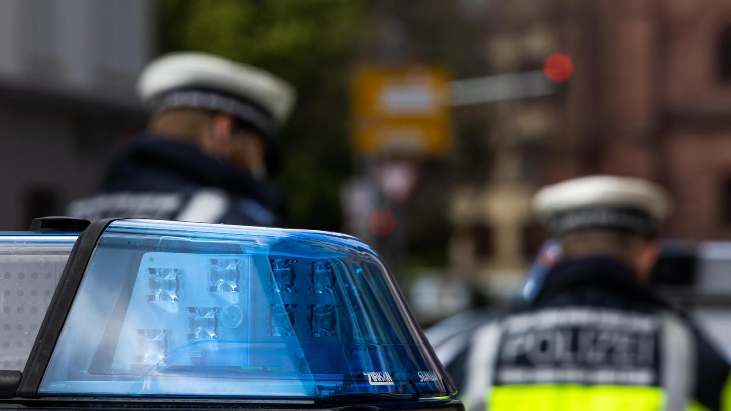 Ein 32-Jähriger rief in Schwanstetten die Polizei auf den Plan, nachdem er durch ausländerfeindliche Parolen lautstark auf sich aufmerksam gemacht hatte. Wenig später griff er die Beamten auch noch handgreiflich an.