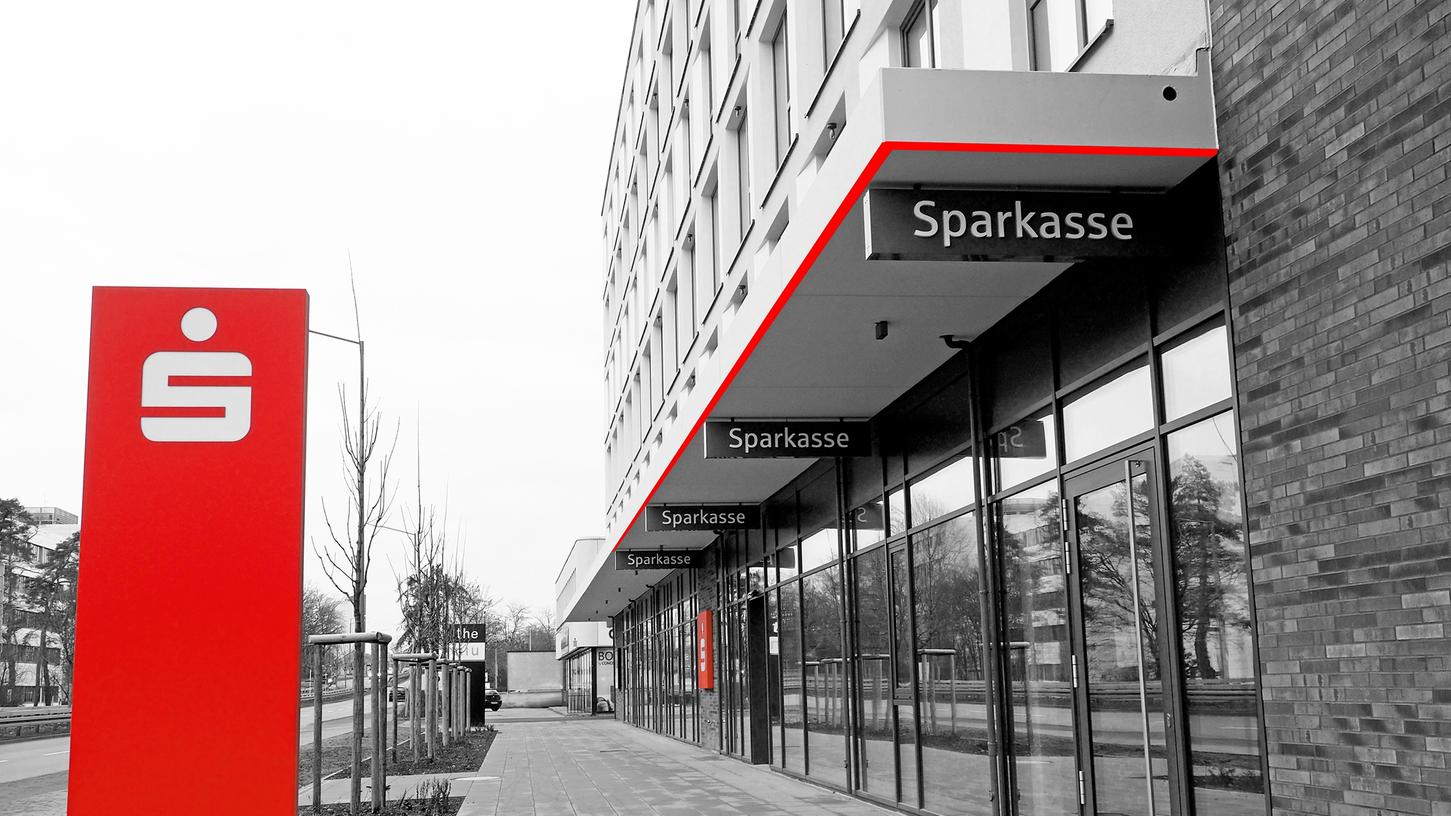 Für die Kundinnen und Kunden der Stadt- und Kreissparkasse Erlangen Höchstadt Herzogenaurach ist der nächste Geldautomat nie weiter als neun Minuten entfernt. Für die Kundinnen und Kunden der Stadt- und Kreissparkasse Erlangen Höchstadt Herzogenaurach ist der nächste Geldautomat nie weiter als neun Minuten entfernt.