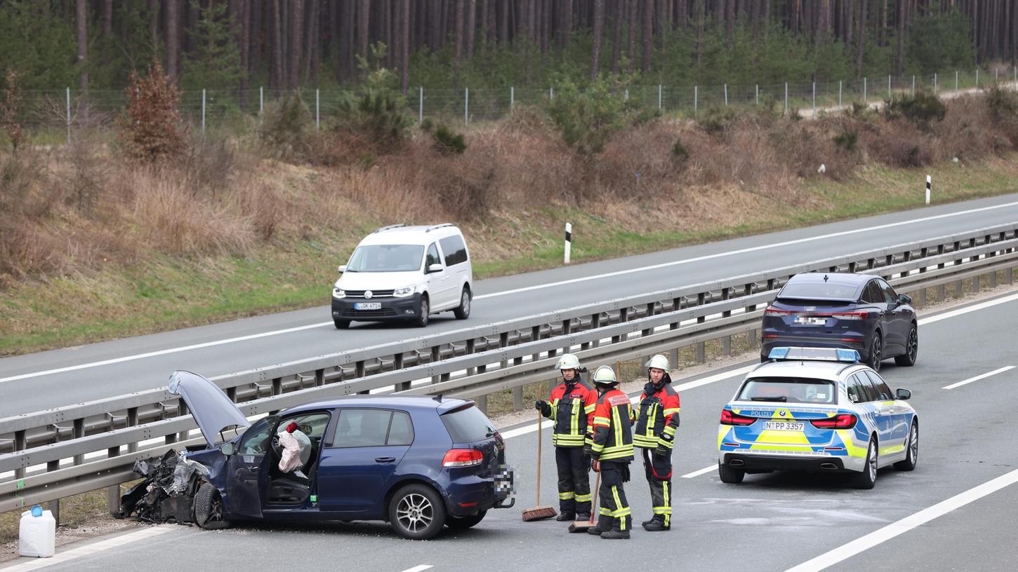 Auf der B2 zwischen Wernsbach und Untersteinbach im Landkreis Roth kam es am Dienstag zu einem Verkehrsunfall. Ein Audi und ein Golf kollidierten aus bislang unbekannter Ursache.