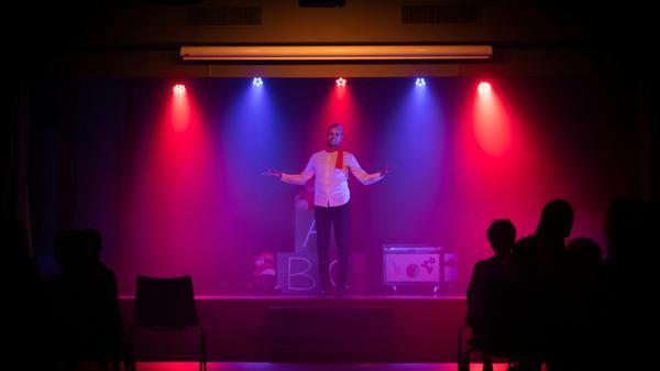 Ob Auftritte aus den Bereichen Stand-up-Comedy, Kunst, Lyrik oder Musik - Beim Comedy Mix ist von jedem Genre etwas dabei. Am Freitag, 1. März, findet die Veranstaltung an der Kellerbühne im Erlanger E-Werk um 20 Uhr statt. Der Eintritt des lustigen Abends kostet 12 Euro.