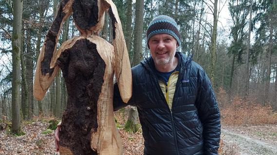 Ein ausgebrannter Körper im Wald: Thomas Ertel und seine besondere Holzkunst