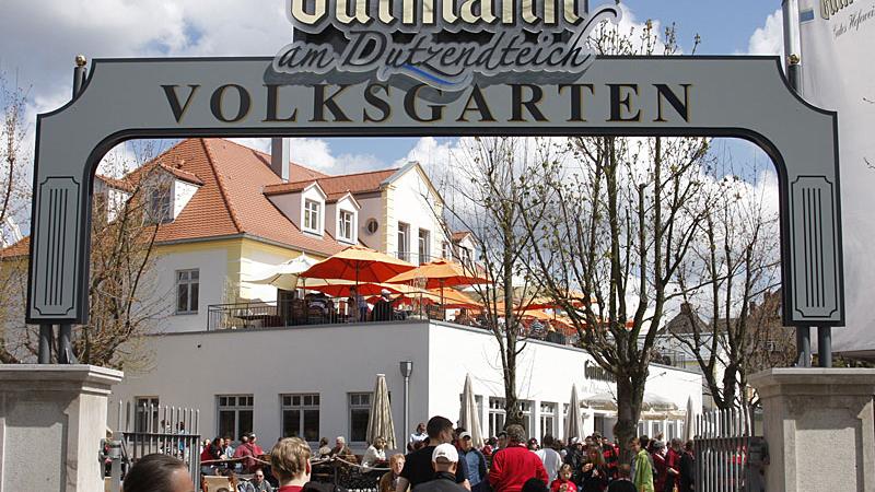Die Stammgäste des Gutmann am Dutzendteich loben seine tolle Kulisse:
- "Wasser, Boote, Sonne pur (wenn sie scheint)"
- Kinder könnten spielen und schaukeln soviel sie wollen
- Die Aussicht auf den Dutzendteich im Sonnuntergang ist für die Gäste ein besonderes Highlight
- "...und nicht zu vergessen das süffige Bier - was will das Frankenherz mehr"
Durchschnittsnote: 3,02 Die Stammgäste des Gutmann am Dutzendteich loben seine tolle Kulisse:
- "Wasser, Boote, Sonne pur (wenn sie scheint)"
- Kinder könnten spielen und schaukeln soviel sie wollen
- Die Aussicht auf den Dutzendteich im Sonnuntergang ist für die Gäste ein besonderes Highlight
- "...und nicht zu vergessen das süffige Bier - was will das Frankenherz mehr"
Durchschnittsnote: 3,02
