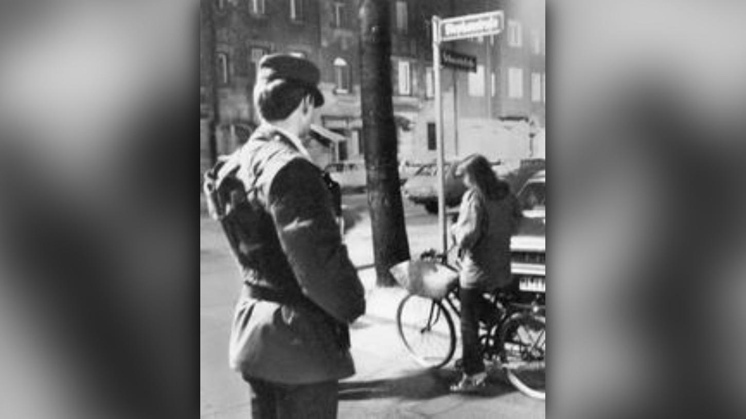 Polizei riegelt die Straßen am 4. Mai 1979 im Nürnberger Stadtteil St. Peter ab, nachdem sie die RAF-Terroristin Elisabeth von Dyck erschossen haben.