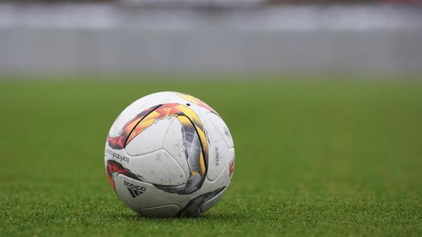 Am Freitag, 1. März, veranstaltet der Mitternachtssport Nürnberg ein Fußballturnier. Teilnehmen dürfen Jugendliche und junge Erwachsene von 16 bis 24 Jahre aus dem Nürnberger Stadtgebiet mit vorheriger Anmeldung. Das Turnier startet um 23 Uhr und geht bis 4 Uhr morgens.