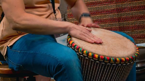 Dieter Weberpals zeigt bei dem Schnupperkurs durch Übungen die Wirkung der afrikanischen Rhythmik. Am Samstag, 2. März, von 14 Uhr bis 18 Uhr kann jeder kommen, der gerne mal trommeln möchte. Anmelden kann man sich unter bibiafrica@online.de
