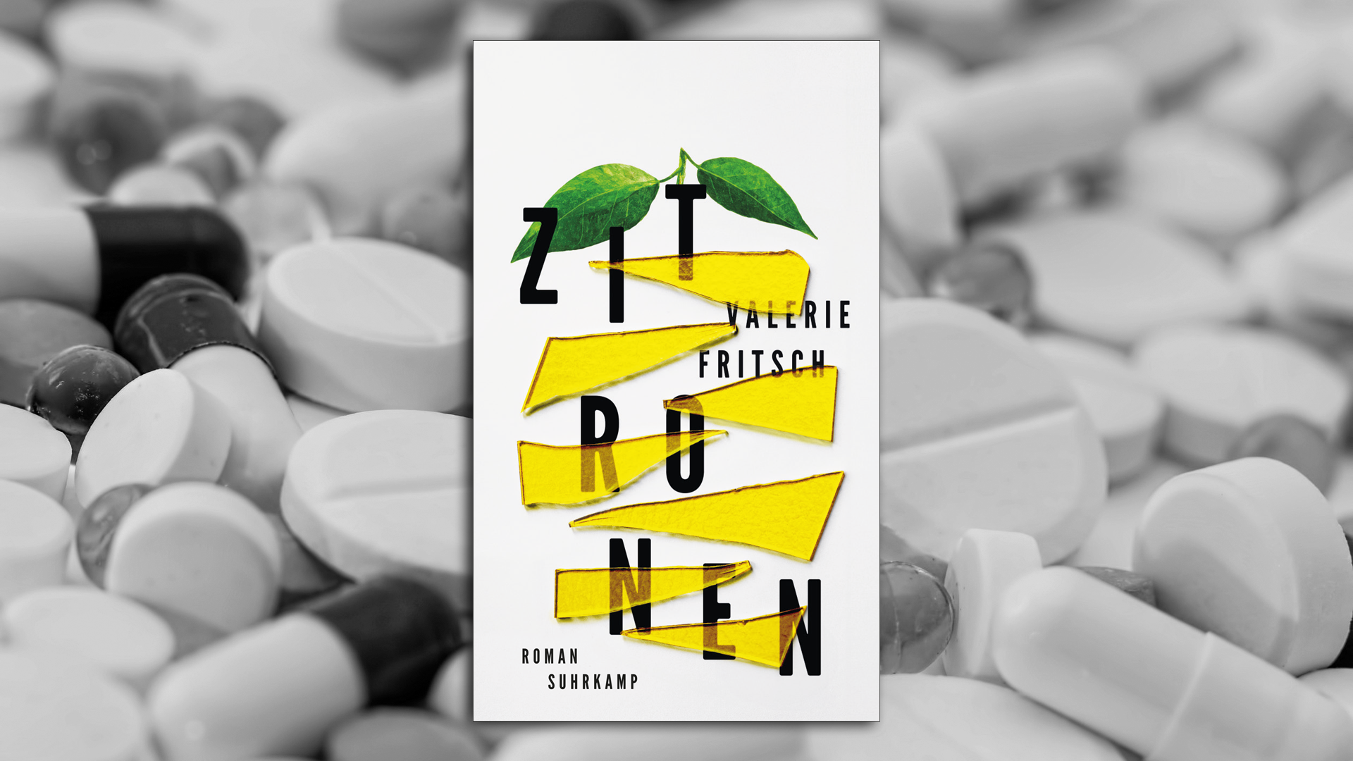 Die österreichische Schriftstellerin und Fotografin Valerie Fritsch hat schon mit ihrem ersten Roman "Winters Garten" aufhorchen lassen, einer gekonnt sprachverliebten Geschichte, in der der Weltuntergang fast zärtlich zelebriert wurde. Ihr nun drittes Buch heißt ganz einfach "Zitronen" und wieder ist es Fritschs Gefühl für den Klang der Wörter und Sätze, das gefangen nimmt. Es geht um die fast mörderische Liebe einer Mutter zu ihrem Sohn, aus der der Erwachsene endlich fliehen möchte. Die Zuneigung ist ungeheuerlich im schlimmsten Sinn, die Abhängigkeit verbietet jegliche Freiheit, ein Entkommen ist nicht vorgesehen. "Die Angst machte ihn grausam", heißt es einmal; davon zu lesen schmerzt und entwickelt trotzdem einen irritierenden Sog. (Suhrkamp, 24 Euro) Bernd Noack    