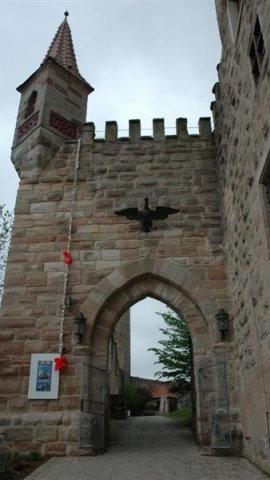 Das Tor zur Abenberger Burg, einem Wahrzeichen mit wechselvoller Geschichte.