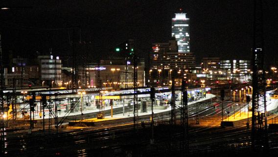 Kein Licht am Nürnberger Hauptbahnhof - deshalb blieben die Bahnsteige am Dienstagabend dunkel