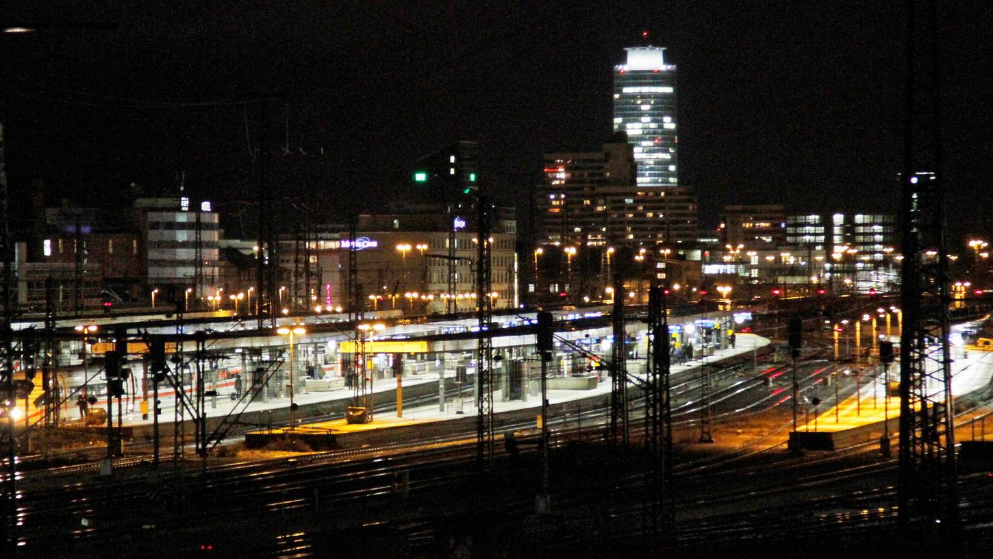 Normalerweise sind die Bahnsteige am Nürnberger Hauptbahnhof rund um die Uhr zur Sicherheit und zum Comfort der Passagiere hell erleuchtet - am Abend des 27. Februar war es jedoch für eineinhalb Stunden dort stockdunkel (Symbolbild). 