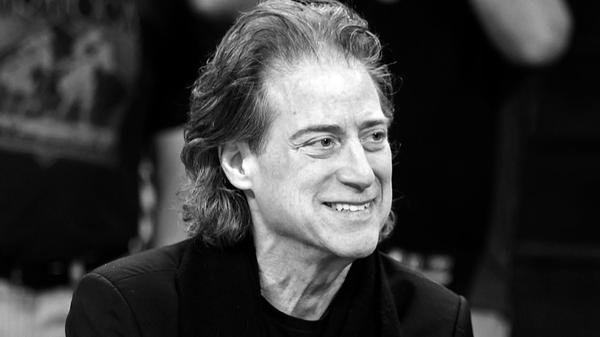 Lewis schaffte den Durchbruch in den 80er-Jahren als Stand-up-Comedian mit dem für ihn typisch bissigen und schwarzen Humor. Am 27. Februar ist der Schauspieler Richard Lewis ist mit 76 Jahren gestorben.