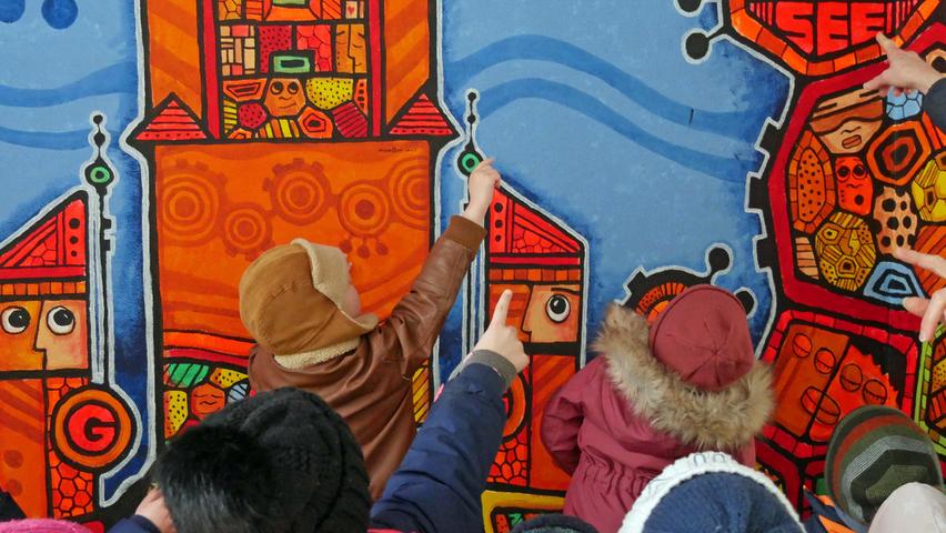Die Kita-Kinder im Gunzenhäuser Rathaus bei der Suche nach den drei im Momoshi-Kunstwerk versteckten Herzen.