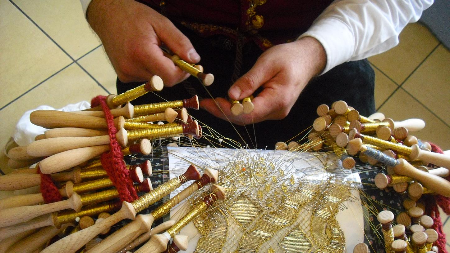 Seit 200 Jahren werden in Abenberg Klöppelspitzen mit goldenen Metallfäden hergestellt - die Tradition ist nach wie vor lebendig.