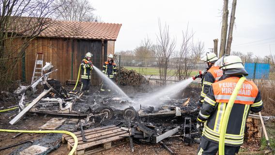 War es Brandstiftung? Wohnwagen brennt bei Bamberg komplett aus