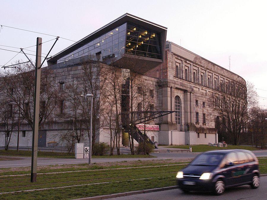 Auch das Memorium und das Dokuzentrum hatten viele internationale Gäste: "Da ist der Museumsbesuch kein 'Add on', sondern wichtiger Anlass für den Besuch in Nürnberg. Da spielt auch die Hitze nur eine nachrangige Rolle. Die Besucherzahlen steigen nach wie vor, auch im Sommer." Das regionale Publikum sei gerne ins Museum Industriekultur gegangen, um die Ausstellung von und über den Karikaturisten Horst Haitzinger zu sehen.