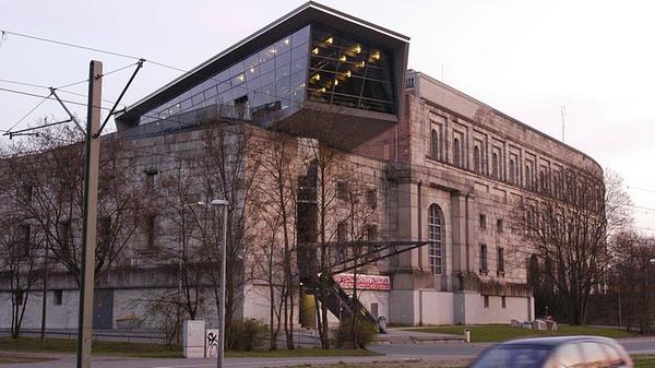 Auch das Memorium und das Dokuzentrum hatten viele internationale Gäste: "Da ist der Museumsbesuch kein 'Add on', sondern wichtiger Anlass für den Besuch in Nürnberg. Da spielt auch die Hitze nur eine nachrangige Rolle. Die Besucherzahlen steigen nach wie vor, auch im Sommer." Das regionale Publikum sei gerne ins Museum Industriekultur gegangen, um die Ausstellung von und über den Karikaturisten Horst Haitzinger zu sehen.