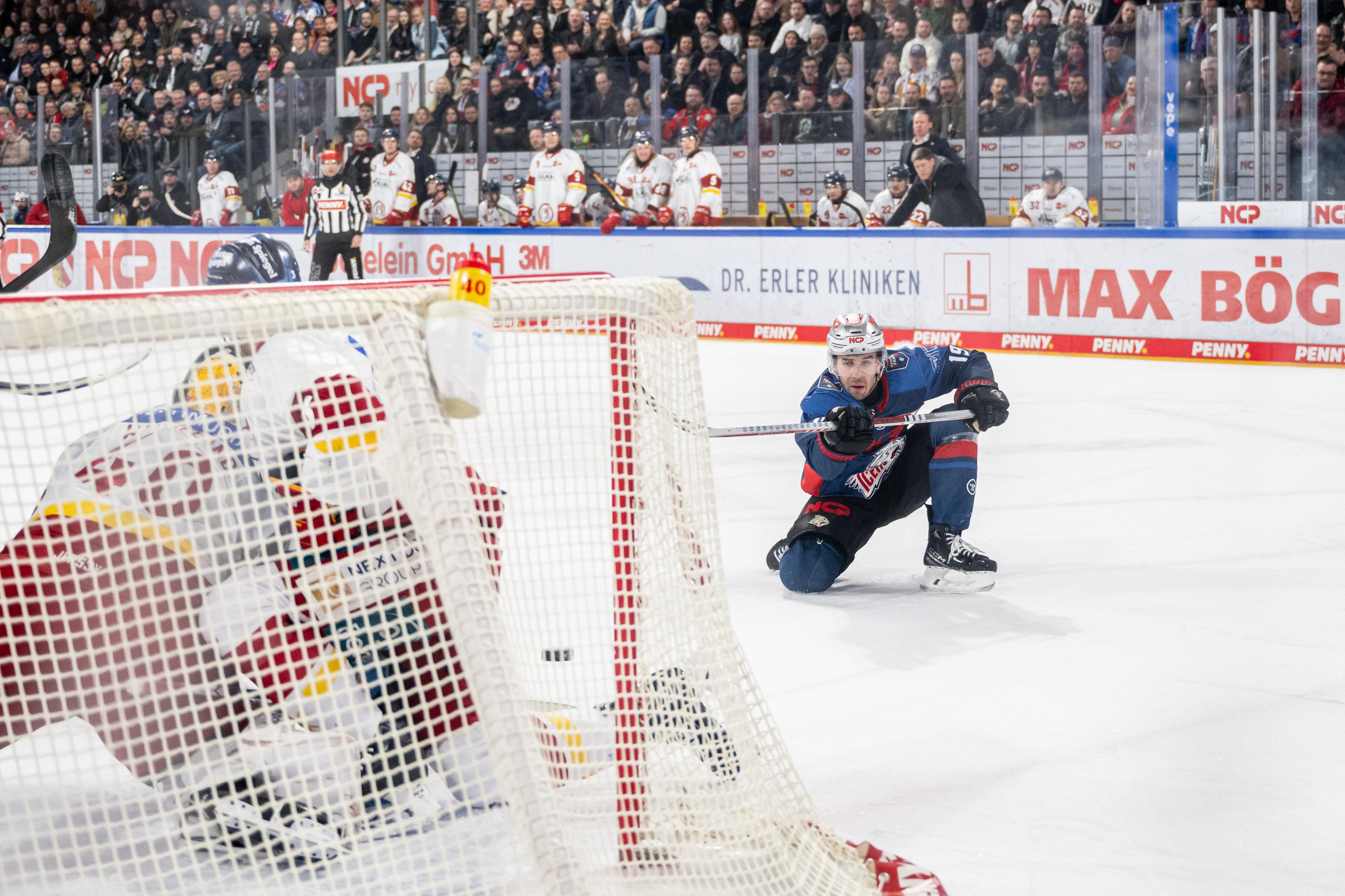 Nürnberg Ice Tigers 5, Düsseldorfer EG 3 Volle Arena feiert den Einzug