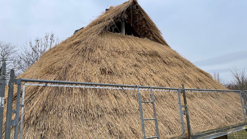 Nach nur vier Tagen waren die Mitarbeitenden und Ehrenamtlichen fast fertig mit dem neuen Strohdach auf dem Firstpfostenhaus.