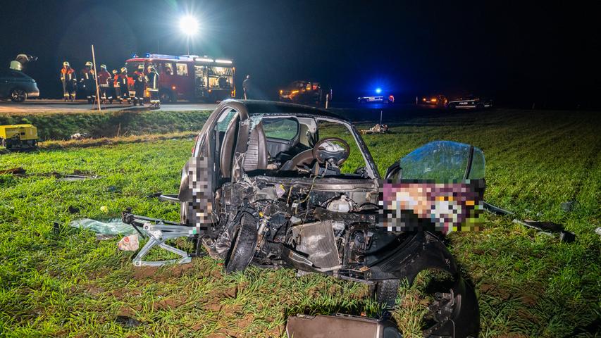 Durch die Wucht des Aufpralls wurde der Kleinwagen völlig zerstört. Durch die Wucht des Aufpralls wurde der Kleinwagen völlig zerstört.