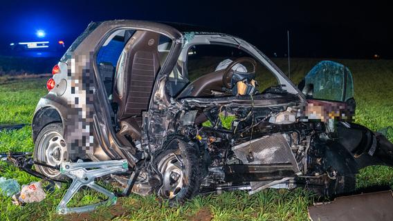 Auto gerät in Gegenverkehr: Zwei Schwerverletzte nach Frontalcrash bei Forchheim