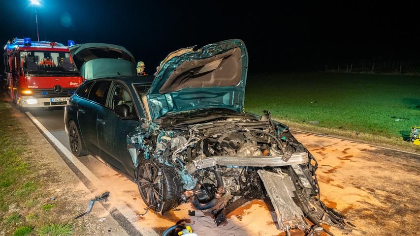 Frontalkollision in Oberfranken: Zwei Menschen schwer verletzt - Straße stundenlang gesperrt