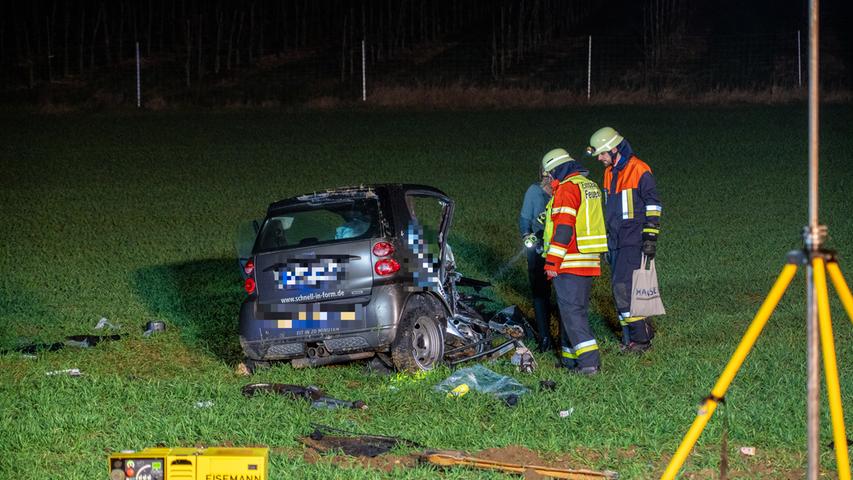 Schwerer Frontalcrash bei Forchheim: Zwei Männer schwer verletzt - Unfallursache unklar