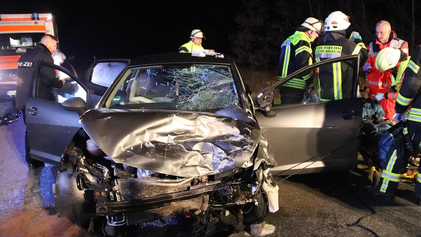 Am Freitagabend ist es auf der B470 zu einen schweren Unfall gekommen. Am Freitagabend ist es auf der B470 zu einen schweren Unfall gekommen.