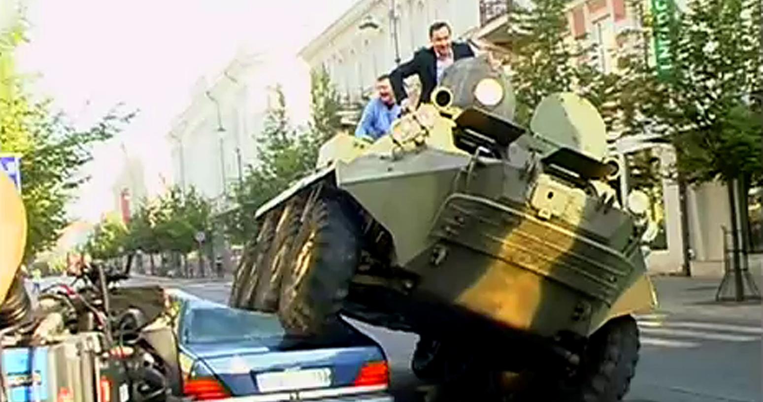 PR-Aktion mit Panzer: Bürgermeister walzt Parksünder nieder