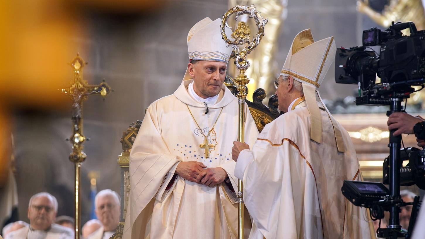 Der neue Erzbischof von Bamberg, Herwig Goessl (l), ist am Samstag mit einem Festgottesdienst im Bamberger Heinrichsdom in sein Amt eingeführt worden.