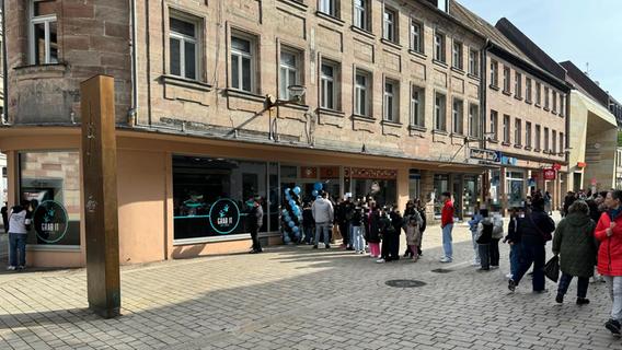 Lange Schlange und "Takis" für 10 Cent: TikTok-Influencer eröffnet Automatenkiosk in Fürth