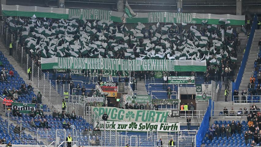 Die Fürther Fans reisen nach dem Derbysieg mit bester Laune nach Karlsruhe, doch der Wunsch auf ihren Bannern sollte sich nicht erfüllen. 