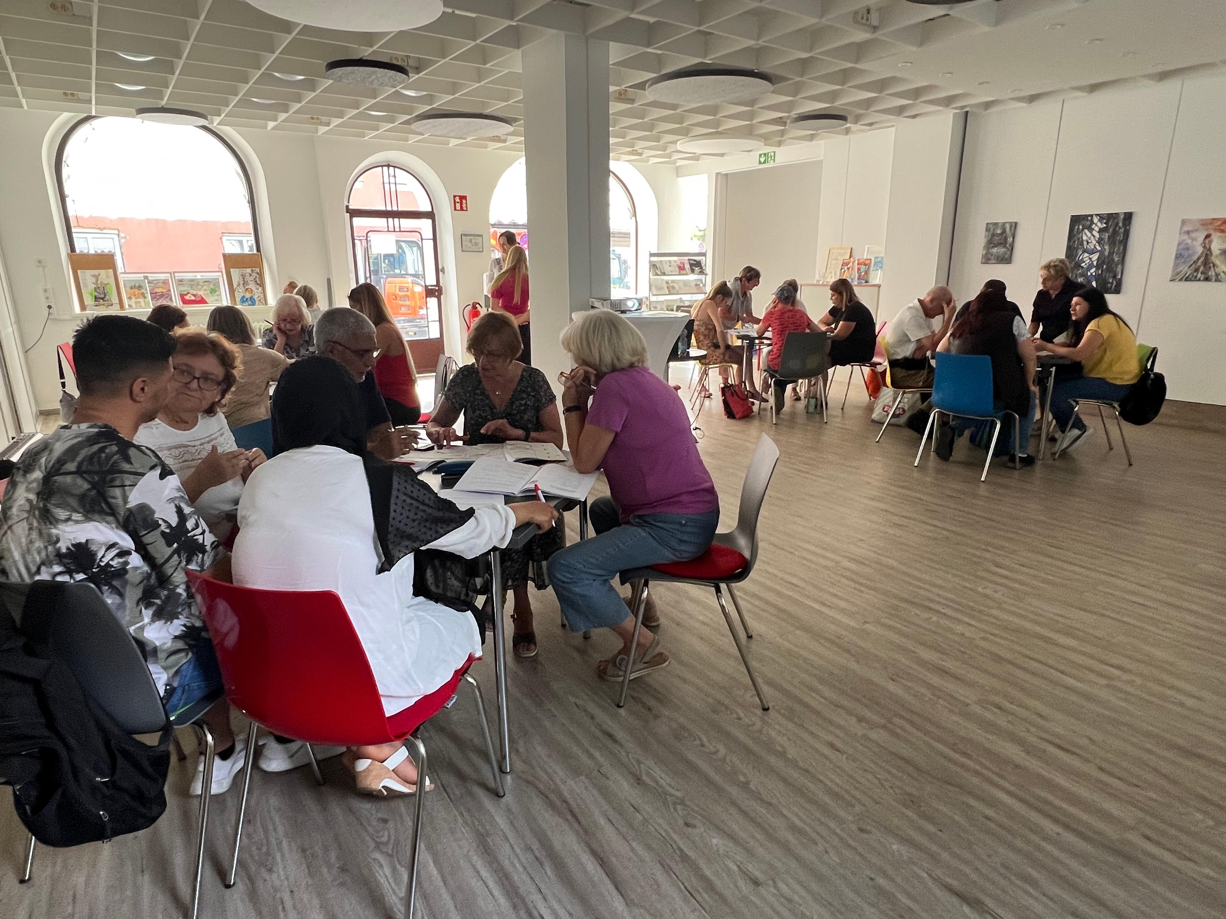 Die hellen und großen Räume eignen sich bestens für ganz unterschiedliche Veranstaltungen. Dieses Foto zeigt das Projekt „Fit für die eigene Wohnung“, eine „Mieterqualifizierung“ für anerkannte Flüchtlinge. 