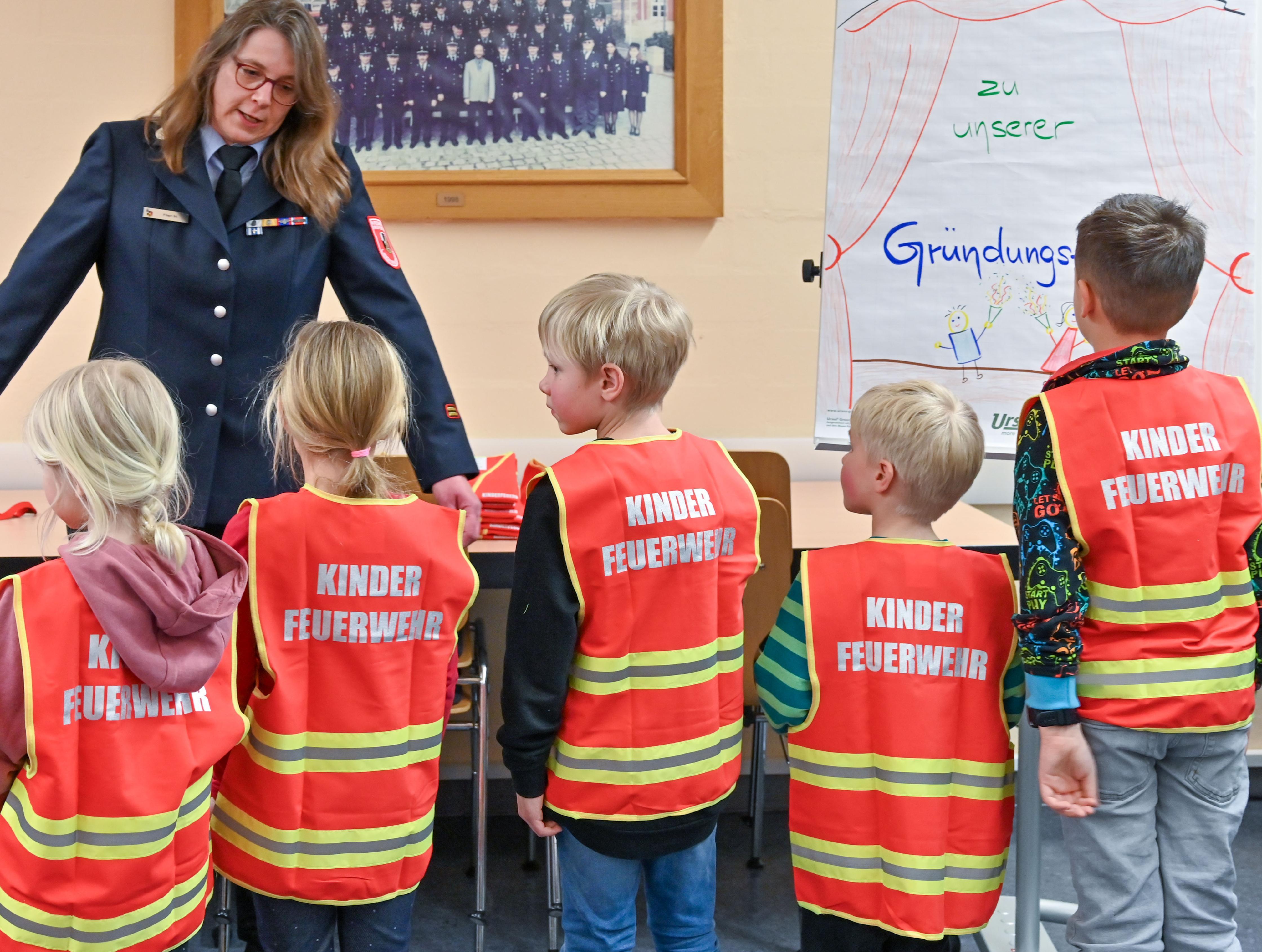 Am 01.04.2024 fand die Gründungsfeier der Hilpoltsteiner Kinderfeuerwehr "Burgflämmchen" mit 12 kleinen Nachwuchsfeuerwehrmännern und -frauen statt.