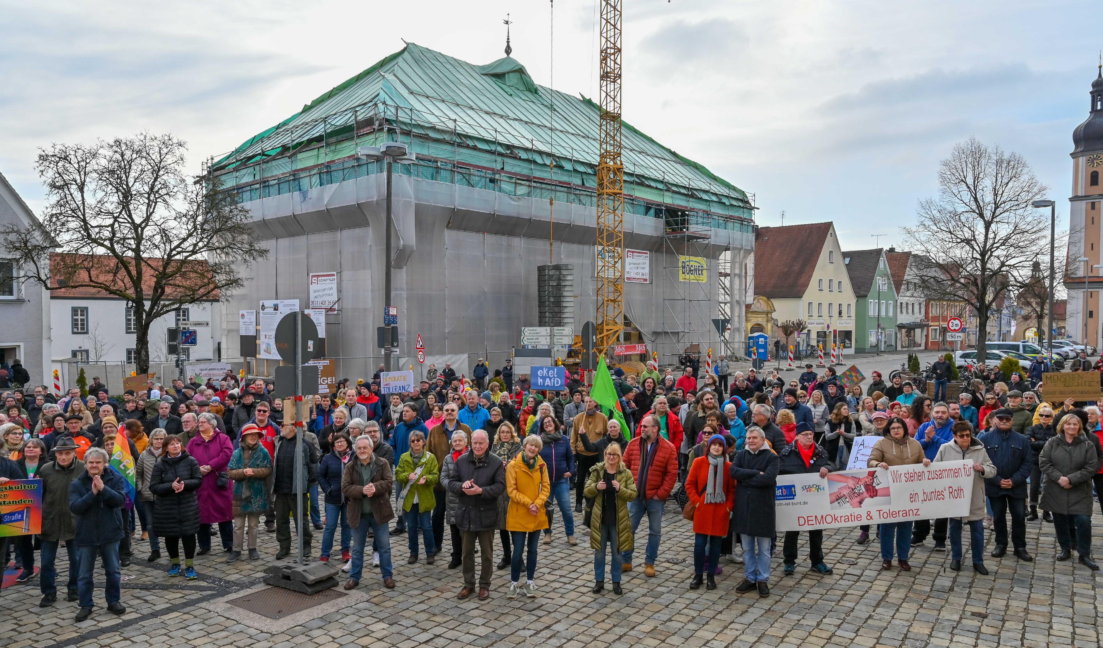 Unter dem Motto „Allersberg bekennt Farbe - Demo für Toleranz und Menschlichkeit - gegen Rechtsextremismus und das Vergessen“ versammelten sich am 02.03.2024 rund 300 Menschen  auf dem Allersberger Marktplatz. Foto: Tobias Tschapka
