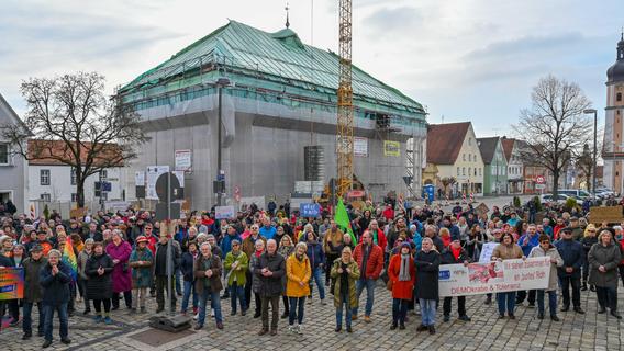Allersberg bekennt Farbe: Menschen protestieren für Vielfalt und gegen umstrittenen Straßennamen