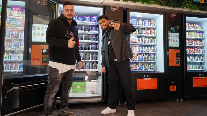 Influencer Raed (re.) und sein Geschäftspartner Yunus betreiben den Automatenkiosk "Grab It" in der Fürther Innenstadt.