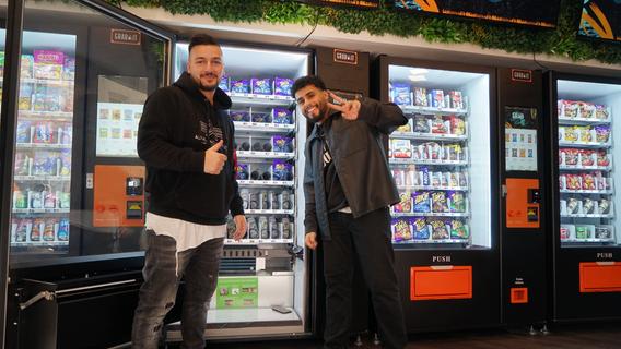 Influencer mit Millionenpublikum eröffnen Automatenkiosk in Fürth - und starten mit Zehn-Cent-Aktion