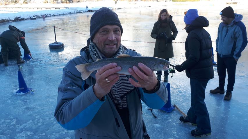 Frischer geht es nicht: ein stolzer Hobbyangler präsentiert seinen Fang beim Eisfischen am Weidacher See im gleichnamigen Ortsteil von Leutasch.